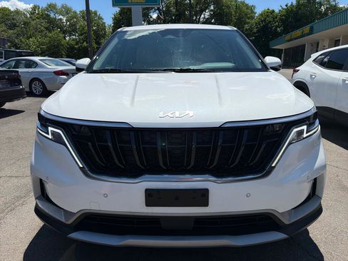 Used 2024 Kia Carnival EX FWD image 2