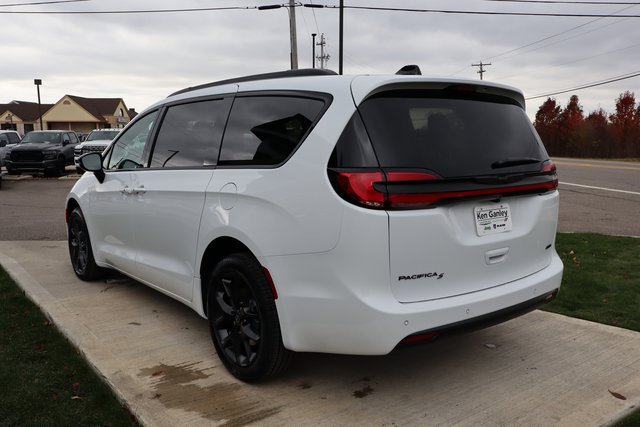 New 2026 Chrysler Pacifica Select AWD/4WD image 32