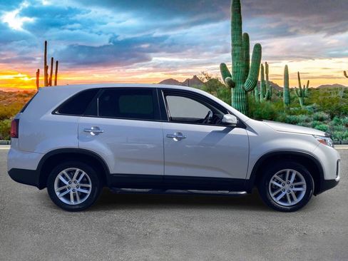Used 2014 Kia Sorento LX FWD image 2