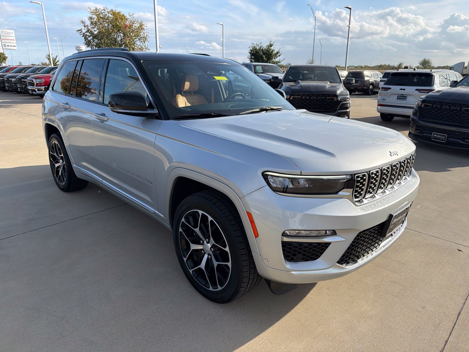 Used 2025 Jeep Grand Cherokee Summit AWD/4WD image 7