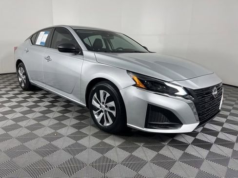 Used 2024 Nissan Altima 2.5 S FWD image 3