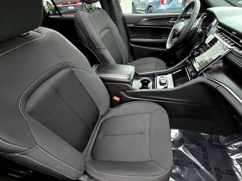 Used 2025 Jeep Grand Cherokee Laredo X w/ Luxury Tech Group I image 23