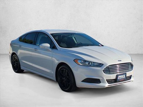 Used 2016 Ford Fusion SE image 3