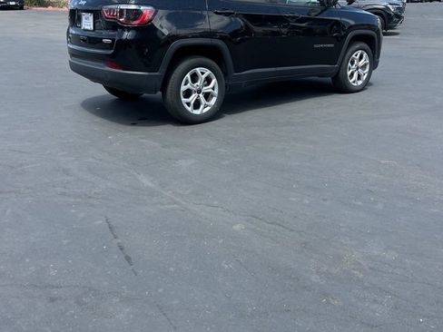 Used 2025 Jeep Compass Latitude w/ Sun & Sound Group AWD/4WD image 6