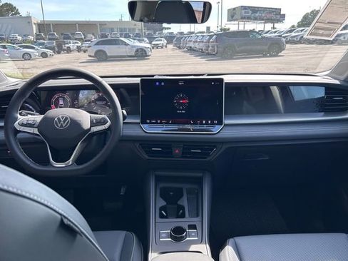 New 2026 Volkswagen Tiguan SE FWD image 13