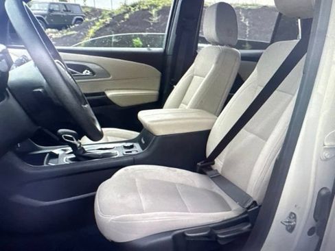 Used 2023 Chevrolet Traverse LS FWD image 14