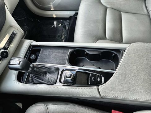 Used 2022 Volvo XC90 T5 Momentum w/ Climate Package FWD image 23