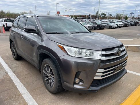 Used 2019 Toyota Highlander XLE image 2