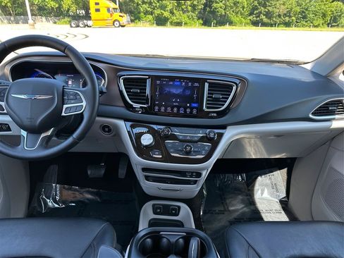 Used 2017 Chrysler Pacifica Touring-L Plus FWD image 13