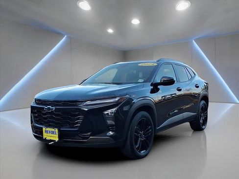 Used 2024 Chevrolet Trax ACTIV w/ Driver Confidence Package image 1