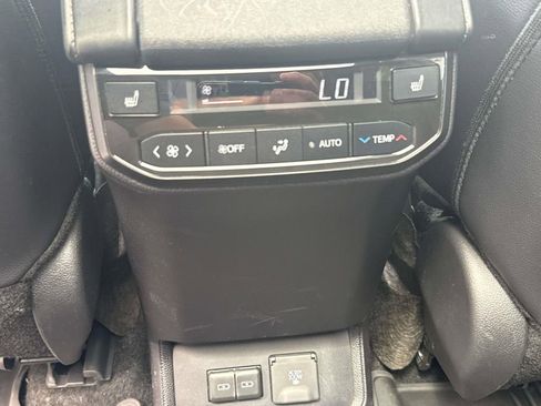 Used 2024 Toyota Highlander Platinum FWD image 27