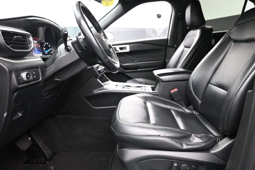 Used 2020 Ford Explorer XLT w/ Equipment Group 202A AWD/4WD image 18