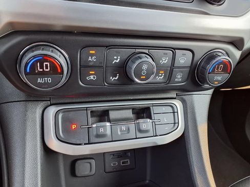 Used 2022 GMC Acadia SLT FWD image 9