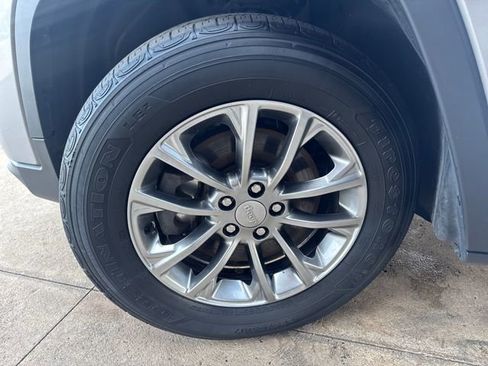 Used 2020 Jeep Cherokee Latitude Plus w/ Cold Weather Group image 28