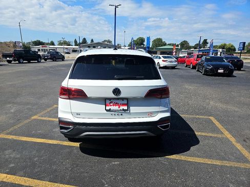 Used 2024 Volkswagen Taos SE image 4