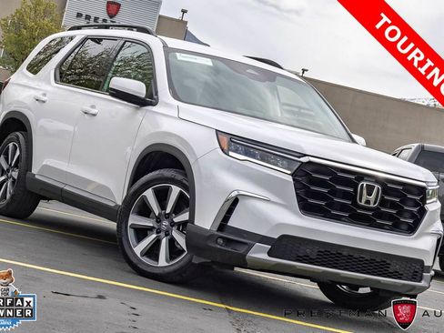 Used 2025 Honda Pilot Touring image 1