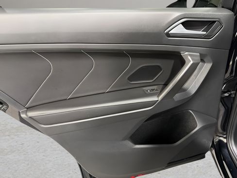 Used 2022 Volkswagen Tiguan SE w/ Panoramic Sunroof Package FWD image 28
