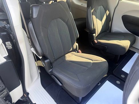 Used 2020 Chrysler Pacifica Touring w/ Advanced Safetytec Group FWD image 48