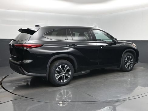 Used 2021 Toyota Highlander XLE AWD/4WD image 3