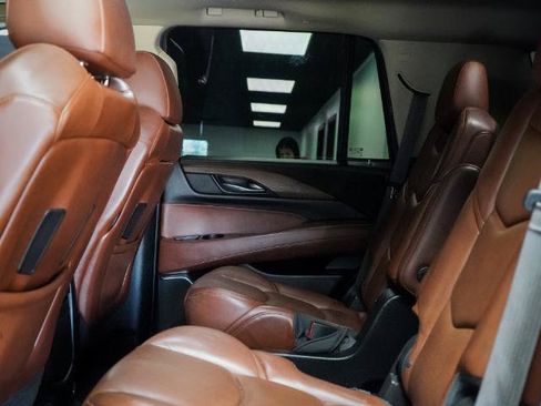 Used 2017 Cadillac Escalade Luxury AWD/4WD image 19