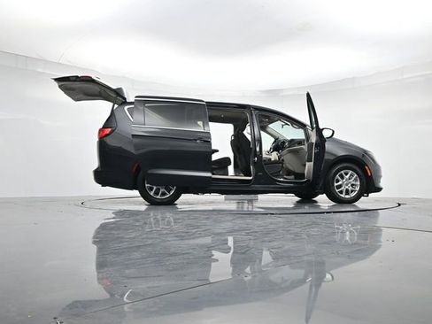 Used 2022 Chrysler Voyager LX image 52