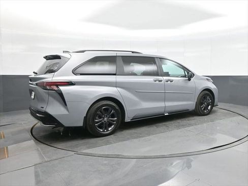 Certified 2025 Toyota Sienna XSE w/ XSE Plus Package AWD/4WD image 9