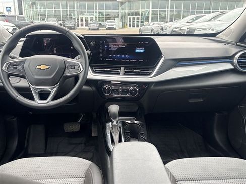 Certified 2024 Chevrolet Trax LT w/ Sunroof Package FWD image 19