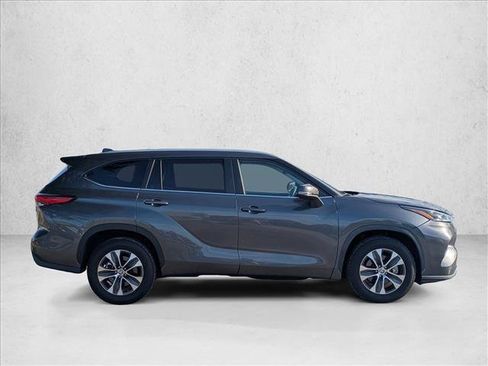 Used 2023 Toyota Highlander XLE FWD image 4