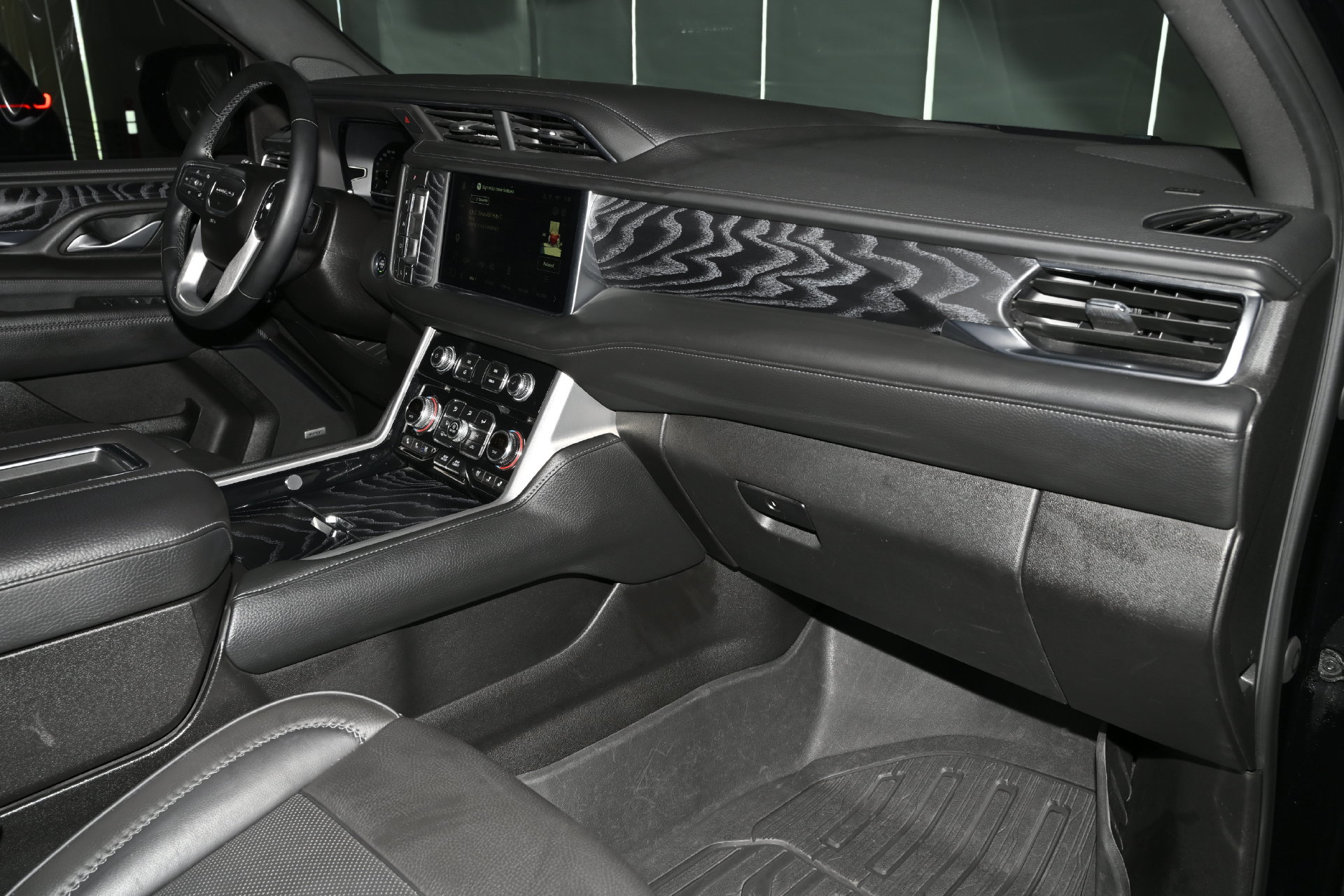 Used 2023 GMC Yukon XL Denali RWD image 15