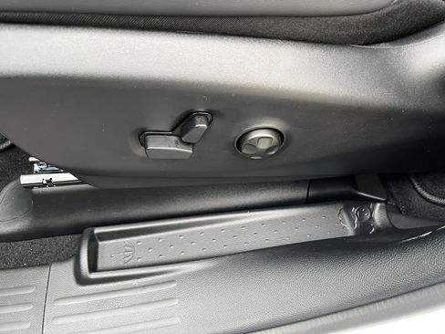 Used 2026 Chrysler Pacifica Select image 17