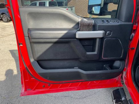 Used 2019 Ford F350 Lariat w/ Chrome Package image 17