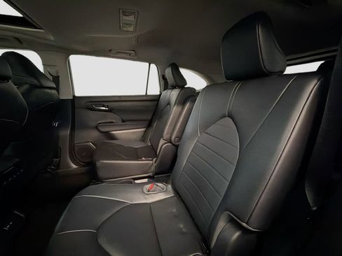Used 2023 Toyota Highlander XLE AWD/4WD image 26