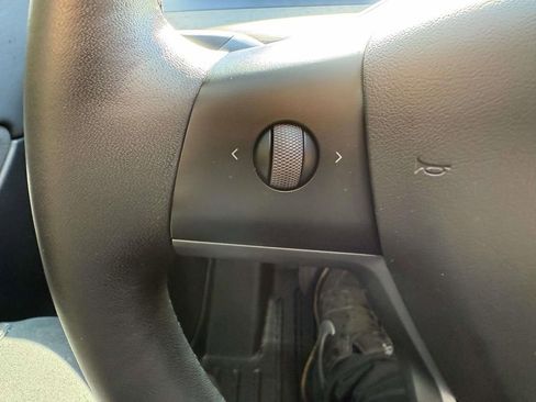 Used 2022 Tesla Model Y Long Range image 23