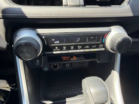 Used 2019 Toyota RAV4 LE FWD image 12