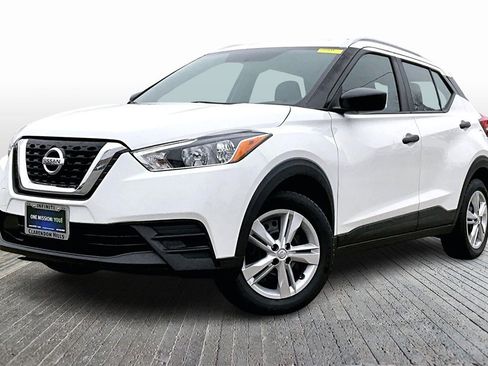 Used 2019 Nissan Kicks S image 3