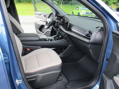 Used 2025 Chevrolet Traverse LT AWD/4WD image 16
