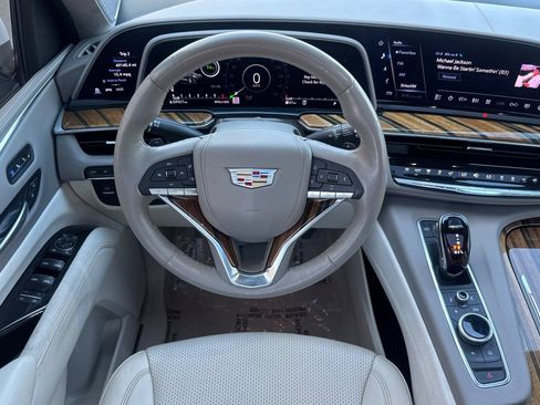 Used 2022 Cadillac Escalade ESV Sport Platinum w/ Heavy-Duty Trailer Package AWD/4WD image 12