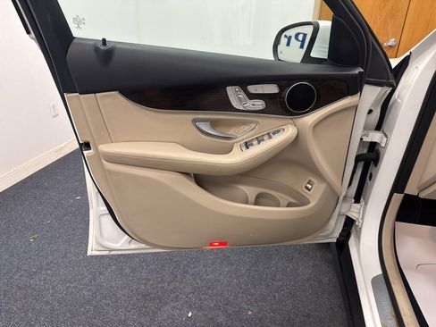 Used 2018 Mercedes-Benz GLC 300 4MATIC image 5