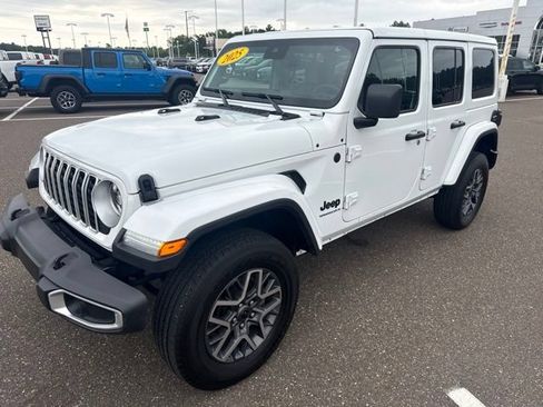 Used 2025 Jeep Wrangler Unlimited Sahara AWD/4WD image 4