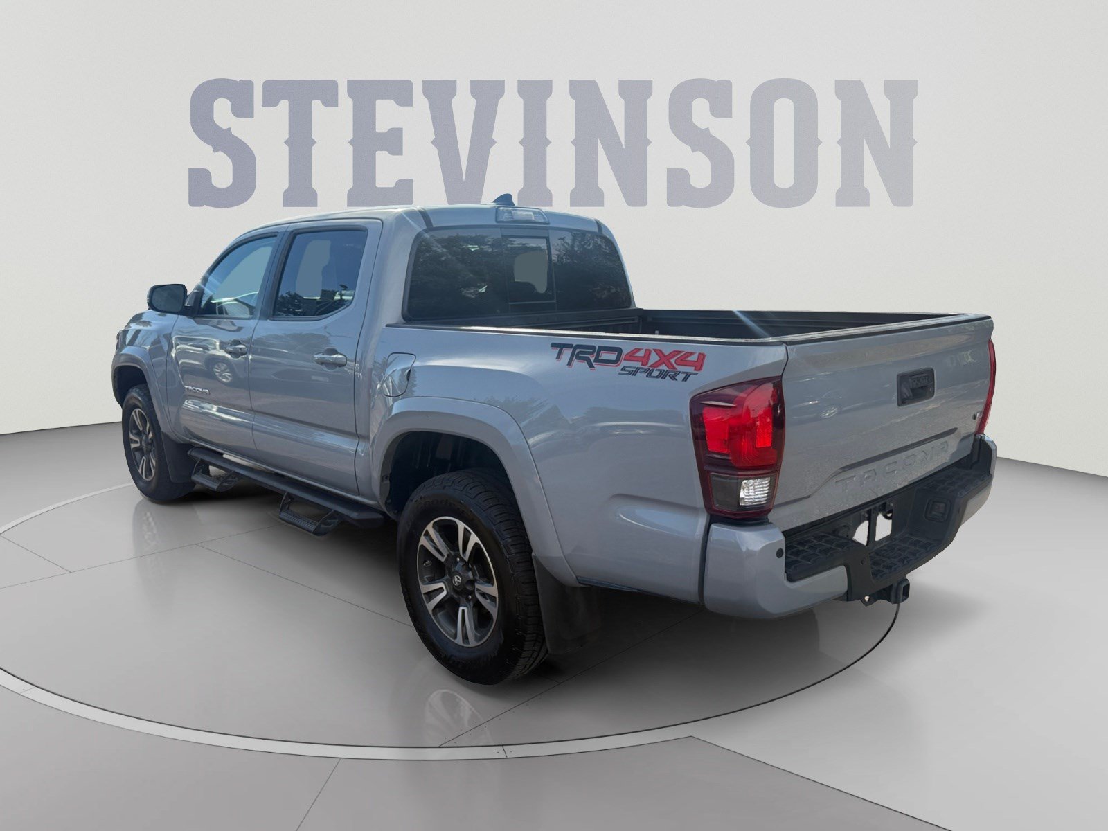 Used 2018 Toyota Tacoma TRD Sport AWD/4WD image 3