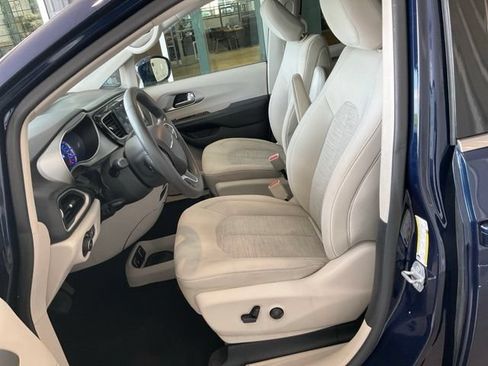 Used 2018 Chrysler Pacifica Touring Plus FWD image 3