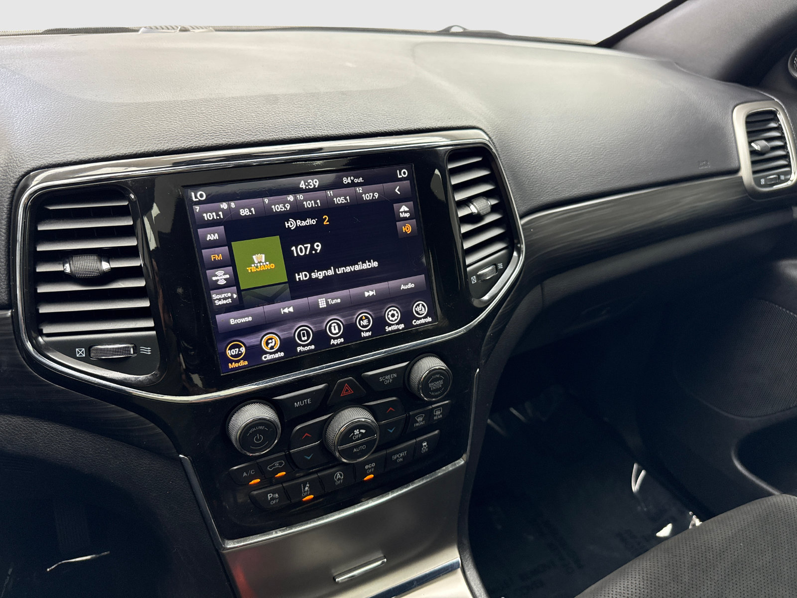 Used 2021 Jeep Grand Cherokee Laredo X AWD/4WD image 24
