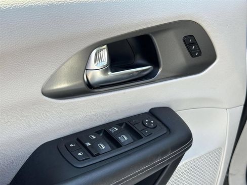 Used 2023 Chrysler Pacifica Touring-L FWD image 21
