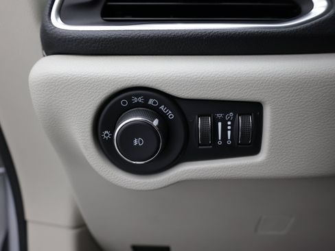 Used 2023 Chrysler Pacifica Limited FWD image 18