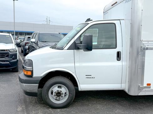 New 2025 Chevrolet Express 4500 w/ Power Convenience Package image 14