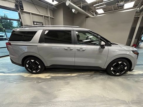Used 2025 Kia Carnival EX FWD image 33