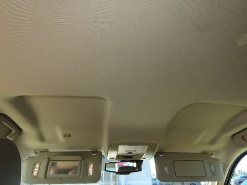 Used 2015 Chevrolet Suburban LT image 24