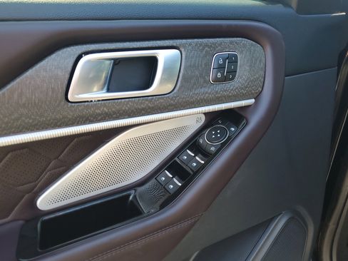 Certified 2025 Ford Explorer Platinum w/ Ultimate Package image 21