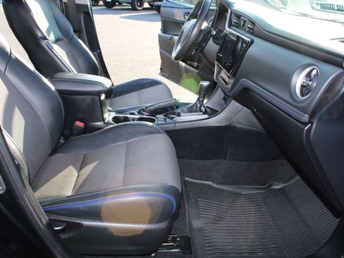 Used 2018 Toyota Corolla SE w/ SE Premium Package FWD image 17