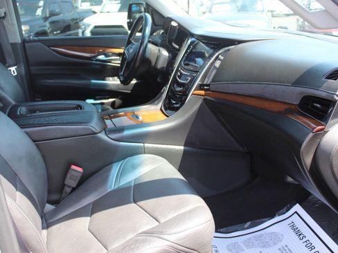 Used 2017 Cadillac Escalade Luxury image 9